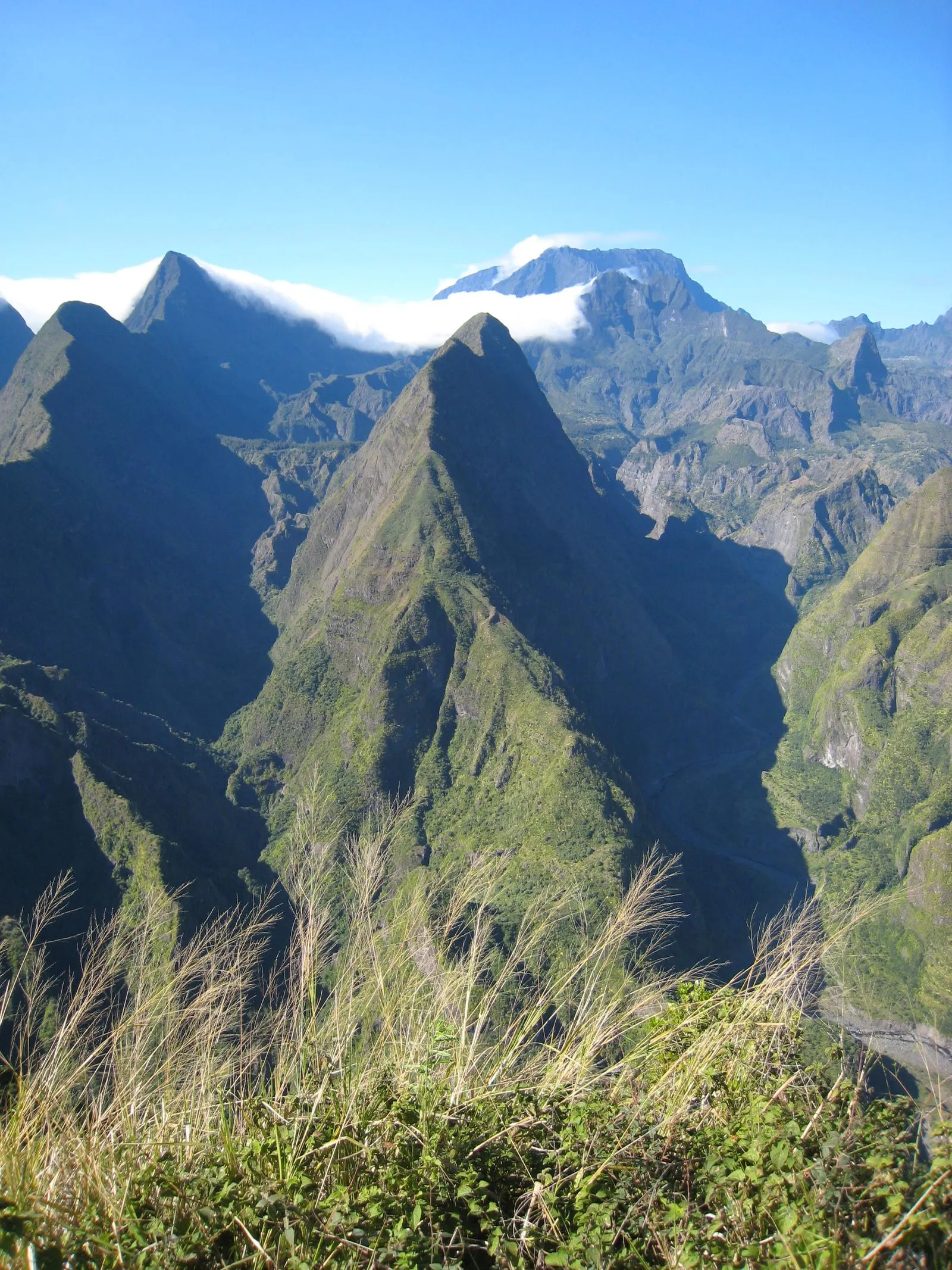 Paysage montagneux verdoyant d’un cirque de La Réunion