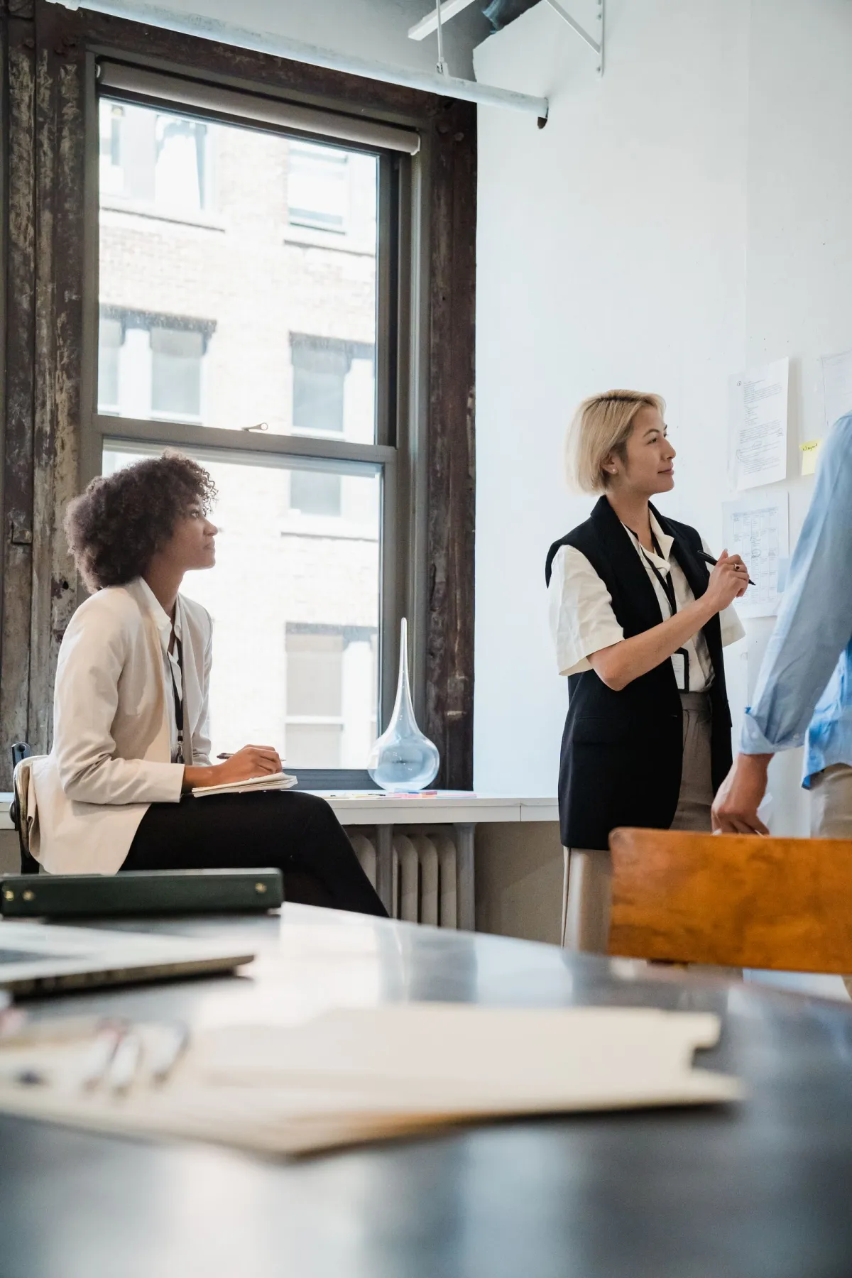 Équipe en réunion de travail dans un bureau lumineux