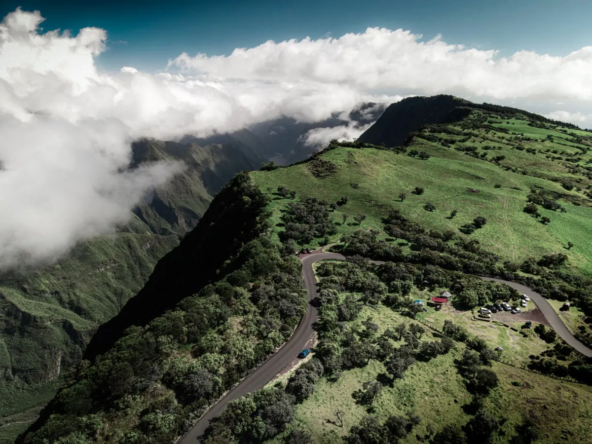 Vallée verdoyante et route de montagne à La Réunion